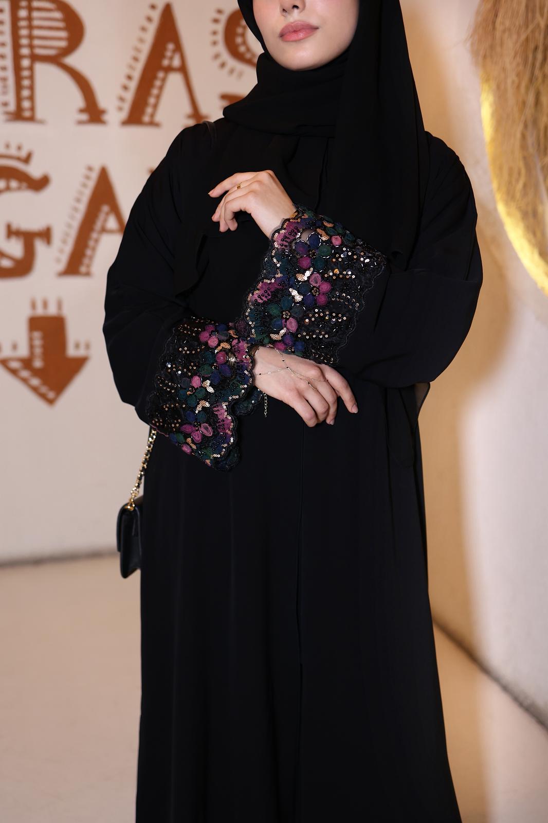 Çiçek Desenli Dantel Detaylı Siyah Abaya