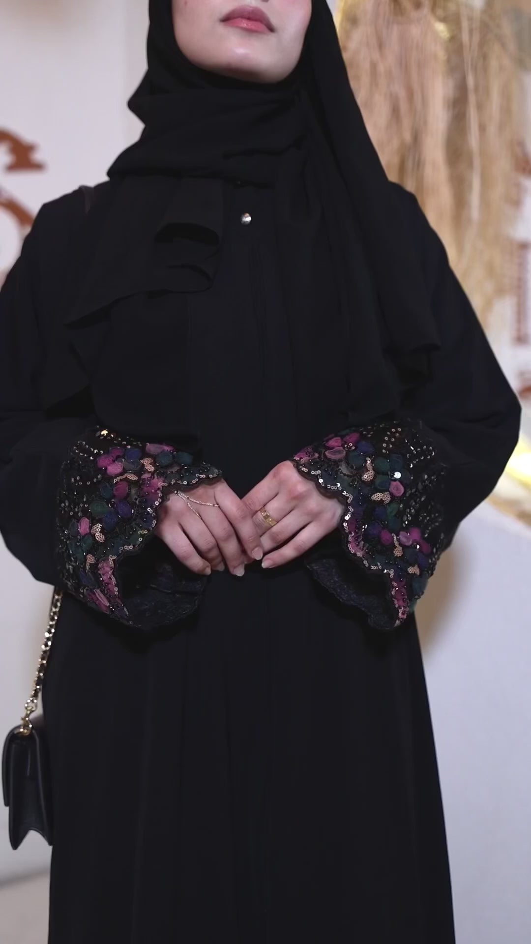 Çiçek Desenli Dantel Detaylı Siyah Abaya